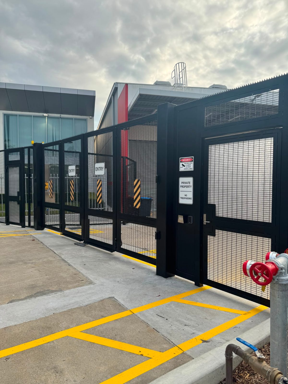 LS Fencing: bi fold security gate